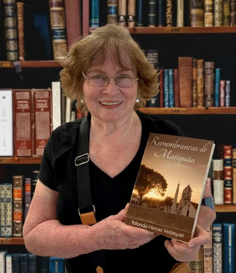 Yolanda Henao Velásquez sosteniendo su libro Remembranzas de Mariquita