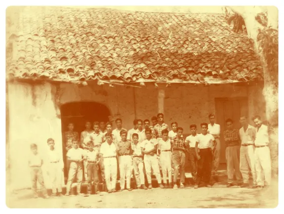 Grupo de habitantes de Mariquita frente a una casa colonial